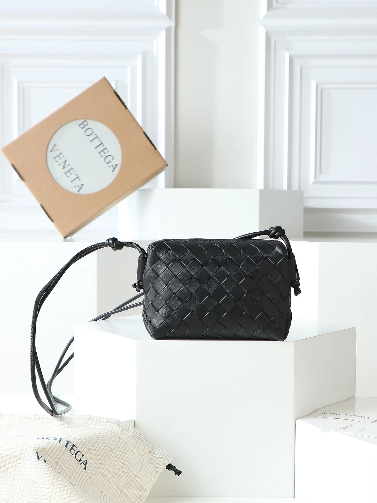 Batch 1300. 𝗕𝗼𝘁𝘁𝗲𝗴𝗮 𝗩𝗲𝗻𝗲𝘁𝗮———— The latest version of the loop camera bag💥 at the BV King of Cost-Effectiveness counter, large woven texture➕As always, ultra-high-quality lambskin, with zippers and adjustable drawstrings, it is especially suitable for the belly💫It can fit anything, and it is very light in weight. It is suitable for girls of all ages. Size: 17*10*6 Style number: 680254